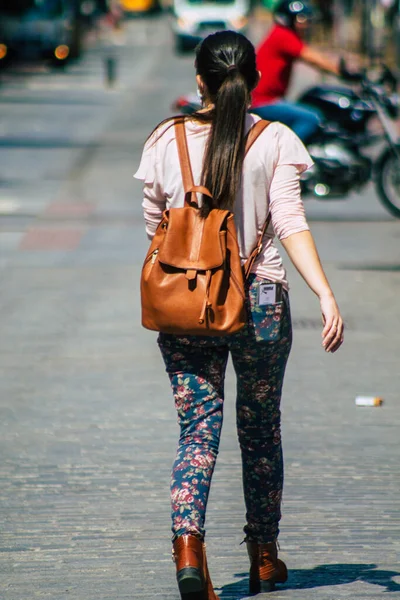 Sevilla España Septiembre 2021 Mujer Identificada Caminando Por Calle Durante — Foto de Stock