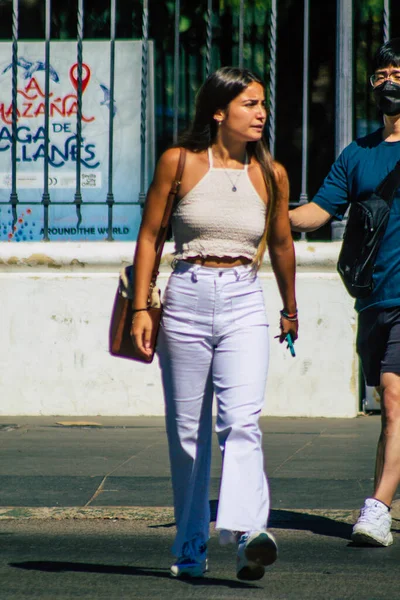 Sevilla España Septiembre 2021 Mujer Identificada Caminando Por Calle Durante — Foto de Stock