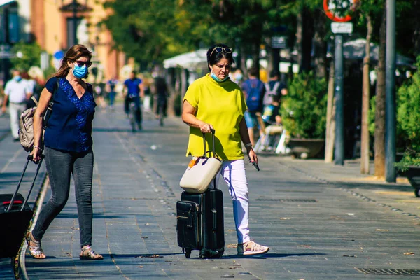 Seville İspanya 22 Eylül 2021 Coronavirus salgını sırasında sokaklarda yürüyen yayalar İspanya 'yı vuruyor, maske takmak zorunlu değil ama çoğu insan bunu takıyor.
