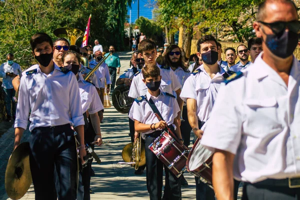 2021年9月26日 西班牙卡蒙纳 Carmona 当地一个音乐管弦乐队的成员在西班牙爆发的卡蒙纳病毒大流行期间在街上演奏音乐的焦点 — 图库照片