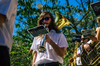 Carmona İspanya 26 Eylül 2021 Coronavirus salgını sırasında Carmona sokaklarında müzik çalan yerel bir müzik orkestrası üyelerinin dikkatine.