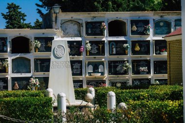 21 Eylül 2021 'de İspanya' nın güneyindeki Andalusia 'da bulunan Carmona belediyesinin Hristiyan mezarlığında bulunan Sevilla İspanya' nın mezarları bir duvarın derinliğinde ve zengin bir şekilde süslenmiştir.