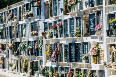 21 Eylül 2021 'de İspanya' nın güneyindeki Andalusia 'da bulunan Carmona belediyesinin Hristiyan mezarlığında bulunan Sevilla İspanya' nın mezarları bir duvarın derinliğinde ve zengin bir şekilde süslenmiştir.