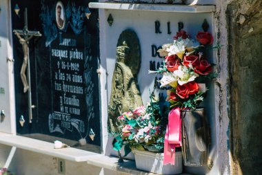 21 Eylül 2021 'de İspanya' nın güneyindeki Andalusia 'da bulunan Carmona belediyesinin Hristiyan mezarlığında bulunan Sevilla İspanya' nın mezarları bir duvarın derinliğinde ve zengin bir şekilde süslenmiştir.