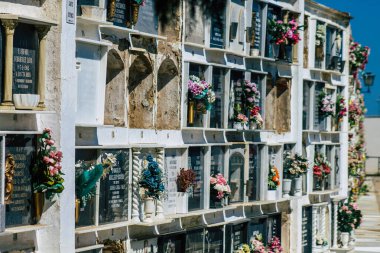 21 Eylül 2021 'de İspanya' nın güneyindeki Andalusia 'da bulunan Carmona belediyesinin Hristiyan mezarlığında bulunan Sevilla İspanya' nın mezarları bir duvarın derinliğinde ve zengin bir şekilde süslenmiştir.