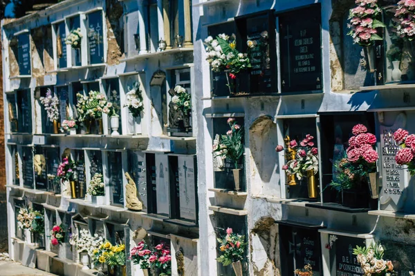セビリアスペイン2021年9月21日南スペインのアンダルシア州カルモナの自治体のキリスト教墓地の典型的な墓は 墓は壁の深さで作られ 豊かに装飾されています — ストック写真