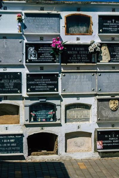 セビリアスペイン2021年9月21日南スペインのアンダルシア州カルモナの自治体のキリスト教墓地の典型的な墓は 墓は壁の深さで作られ 豊かに装飾されています — ストック写真
