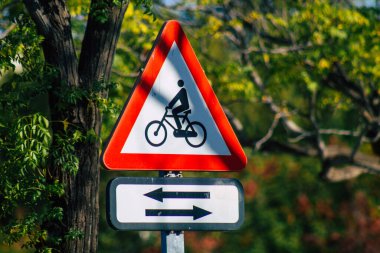 Seville İspanya 22 Eylül 2021 Sokak tabelası veya yol tabelası Seville şehir merkezindeki yol kullanıcısına bilgi sağlamak için yolun kenarına ya da üstüne dikilmiştir.