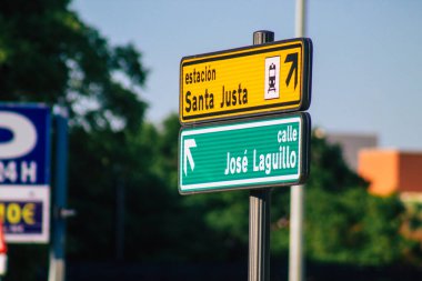 Seville İspanya 22 Eylül 2021 Sokak tabelası veya yol tabelası Seville şehir merkezindeki yol kullanıcısına bilgi sağlamak için yolun kenarına ya da üstüne dikilmiştir.