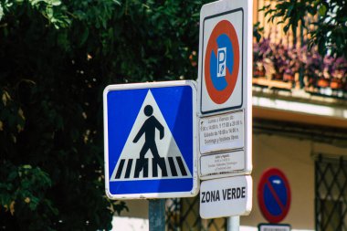 Seville İspanya 22 Eylül 2021 Sokak tabelası veya yol tabelası Seville şehir merkezindeki yol kullanıcısına bilgi sağlamak için yolun kenarına ya da üstüne dikilmiştir.