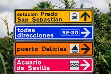 Seville İspanya 22 Eylül 2021 Sokak tabelası veya yol tabelası Seville şehir merkezindeki yol kullanıcısına bilgi sağlamak için yolun kenarına ya da üstüne dikilmiştir.