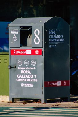 18 Eylül 2021 'de İspanya' nın güneyindeki Endülüs Bölgesi 'nin başkenti ve sembolik bir şehir olan Sevilla sokaklarında çöp konteyneri bulundu.