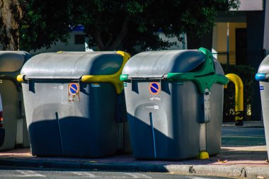 18 Eylül 2021 'de İspanya' nın güneyindeki Endülüs Bölgesi 'nin başkenti ve sembolik bir şehir olan Sevilla sokaklarında çöp konteyneri bulundu.