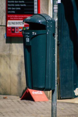 18 Eylül 2021 'de İspanya' nın güneyindeki Endülüs Bölgesi 'nin başkenti ve sembolik bir şehir olan Sevilla sokaklarında çöp konteyneri bulundu.