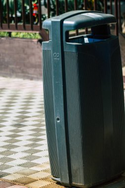 18 Eylül 2021 'de İspanya' nın güneyindeki Endülüs Bölgesi 'nin başkenti ve sembolik bir şehir olan Sevilla sokaklarında çöp konteyneri bulundu.