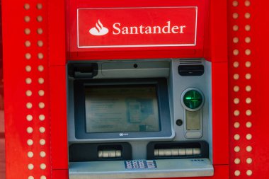 Seville İspanya 22 Eylül 2021 İspanya 'nın güneyindeki Endülüs Bölgesi' nin başkenti ve sembolik bir şehir olan Seville sokaklarında yer alan ATM.