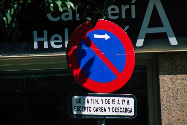 2021年9月22日 西班牙塞维利亚大街的路标或路标 竖立在路旁或路标之上 为塞维利亚市中心地区的道路使用者提供信息 — 图库照片