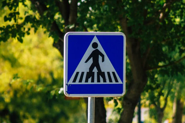 2021年9月22日 西班牙塞维利亚大街的路标或路标 竖立在路旁或路标之上 为塞维利亚市中心地区的道路使用者提供信息 — 图库照片