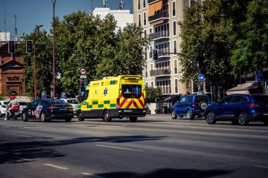 Seville, İspanya, 30 Eylül 2025 Güney İspanya 'da Seville sokaklarında ambulans.