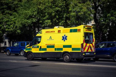 Seville, İspanya, 30 Eylül 2025 Güney İspanya 'da Seville sokaklarında ambulans.