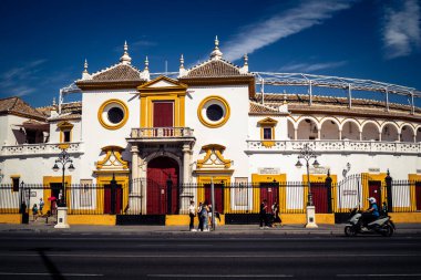 Seville, İspanya, 4 Ekim 2025 Seville şehir merkezindeki tarihi bölge ve caddeler.