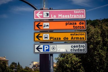 Seville, İspanya, 4 Ekim 2025 Seville şehir merkezindeki tarihi bölge ve caddeler.