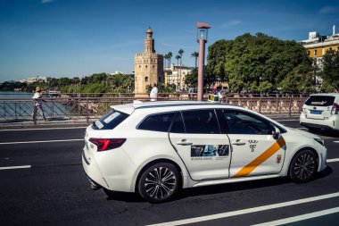 Seville, İspanya, 4 Ekim 2025. Taksi Sevilla 'nın tarihi şehir merkezinden geçiyor. Dar, pitoresk sokaklardan geçiyor..