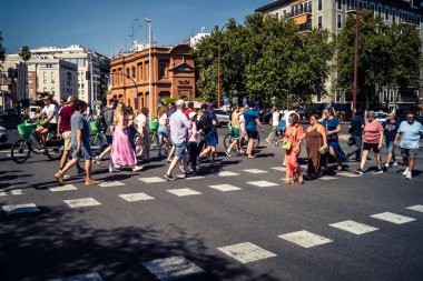 Seville, İspanya, 4 Ekim 2025 Sevilla şehir merkezinin tarihi bölgesini ziyaret eden turistler dar, pitoresk caddelerde yürüyorlar..