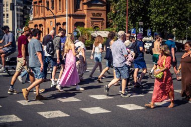 Seville, İspanya, 4 Ekim 2025 Sevilla şehir merkezinin tarihi bölgesini ziyaret eden turistler dar, pitoresk caddelerde yürüyorlar..