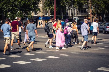Seville, İspanya, 4 Ekim 2025 Sevilla şehir merkezinin tarihi bölgesini ziyaret eden turistler dar, pitoresk caddelerde yürüyorlar..