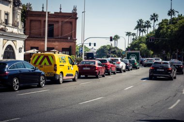 Seville, İspanya, 4 Ekim 2025 Seville 'in tarihi şehir merkezinden geçen arabalar dar, resimli caddelerde geziyorlar..