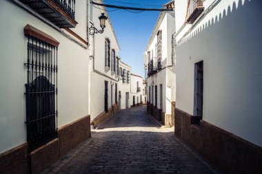Carmona, İspanya, 11 Ekim 2025 Sokakları ve tarihi şehir merkezi Carmona 'nın dar ve pitoresk sokaklardan oluşan şehir manzarası.