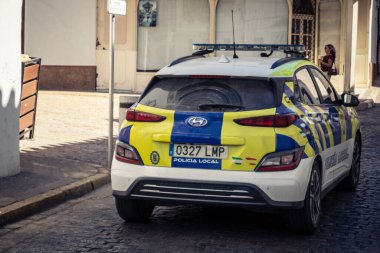 Carmona, İspanya, 11 Ekim 2025 Güney İspanya 'da Carmona' nın dar ve pitoresk sokaklarında polis arabası sürüyor..