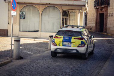 Carmona, İspanya, 11 Ekim 2025 Güney İspanya 'da Carmona' nın dar ve pitoresk sokaklarında polis arabası sürüyor..