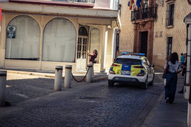 Carmona, İspanya, 11 Ekim 2025 Güney İspanya 'da Carmona' nın dar ve pitoresk sokaklarında polis arabası sürüyor..