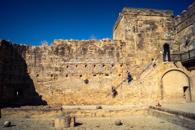 Carmona, İspanya, 11 Ekim 2025 Sevilla Alcazar Kapısı dar ve pitoresk sokaklardan oluşan Carmona 'nın tarihi çeyreğinin girişini belirler..