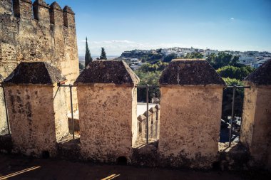 Carmona, İspanya, 11 Ekim 2025 Sevilla Alcazar Kapısı dar ve pitoresk sokaklardan oluşan Carmona 'nın tarihi çeyreğinin girişini belirler..