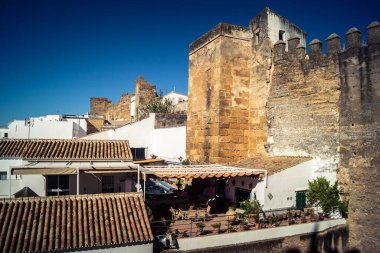 Carmona, İspanya, 11 Ekim 2025 Sevilla Alcazar Kapısı dar ve pitoresk sokaklardan oluşan Carmona 'nın tarihi çeyreğinin girişini belirler..