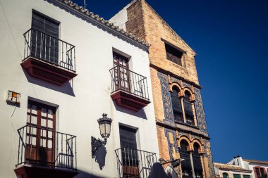 Carmona, İspanya, 11 Ekim 2025 Sokakları ve tarihi şehir merkezi Carmona 'nın dar ve pitoresk sokaklardan oluşan şehir manzarası.