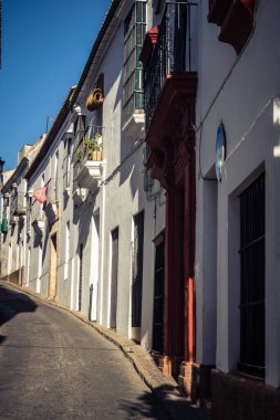 Carmona, İspanya, 11 Ekim 2025 Sokakları ve tarihi şehir merkezi Carmona 'nın dar ve pitoresk sokaklardan oluşan şehir manzarası.