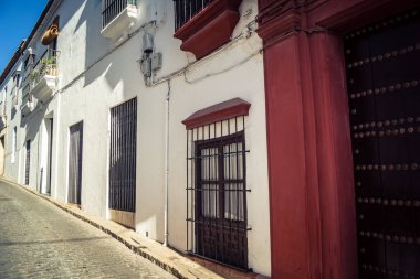 Carmona, İspanya, 11 Ekim 2025 Sokakları ve tarihi şehir merkezi Carmona 'nın dar ve pitoresk sokaklardan oluşan şehir manzarası.