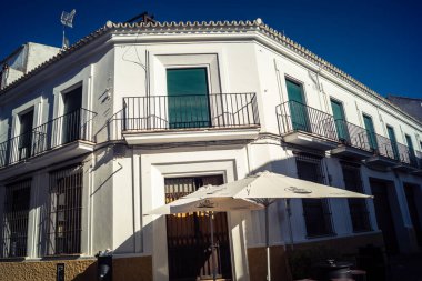 Carmona, İspanya, 11 Ekim 2025 Sokakları ve tarihi şehir merkezi Carmona 'nın dar ve pitoresk sokaklardan oluşan şehir manzarası.