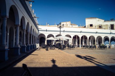 Carmona, İspanya, 11 Ekim 2025 Sokakları ve tarihi şehir merkezi Carmona 'nın dar ve pitoresk sokaklardan oluşan şehir manzarası.