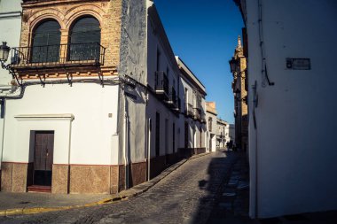 Carmona, İspanya, 11 Ekim 2025 Sokakları ve tarihi şehir merkezi Carmona 'nın dar ve pitoresk sokaklardan oluşan şehir manzarası.