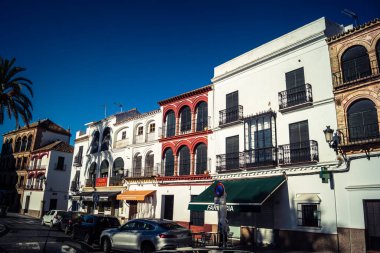 Carmona, İspanya, 11 Ekim 2025 Sokakları ve tarihi şehir merkezi Carmona 'nın dar ve pitoresk sokaklardan oluşan şehir manzarası.