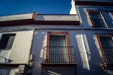 Carmona, İspanya, 11 Ekim 2025 Sokakları ve tarihi şehir merkezi Carmona 'nın dar ve pitoresk sokaklardan oluşan şehir manzarası.