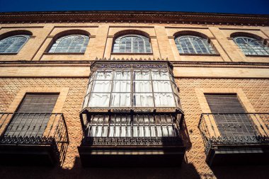 Carmona, İspanya, 11 Ekim 2025 Sokakları ve tarihi şehir merkezi Carmona 'nın dar ve pitoresk sokaklardan oluşan şehir manzarası.