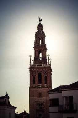 Carmona, İspanya, 11 Ekim 2025 Sokakları ve tarihi şehir merkezi Carmona 'nın dar ve pitoresk sokaklardan oluşan şehir manzarası.