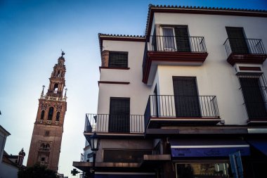 Carmona, İspanya, 11 Ekim 2025 Sokakları ve tarihi şehir merkezi Carmona 'nın dar ve pitoresk sokaklardan oluşan şehir manzarası.