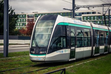 Paris, Fransa, 13 Ekim 2025 RATP tramvayı Orly Havaalanı 'na gidiyor. Metro ve taksilerle birlikte, tramvay Paris 'in en ekonomik ve popüler ulaşım araçlarından biridir..